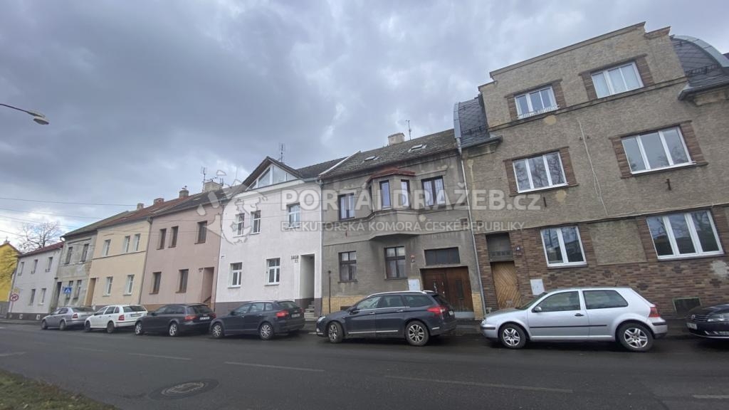 Dvougenerační rodinný dům s garáží a zahradou v