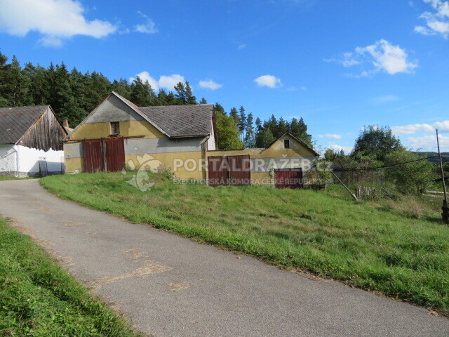 třetina rodinného domu s polnostmi, okres