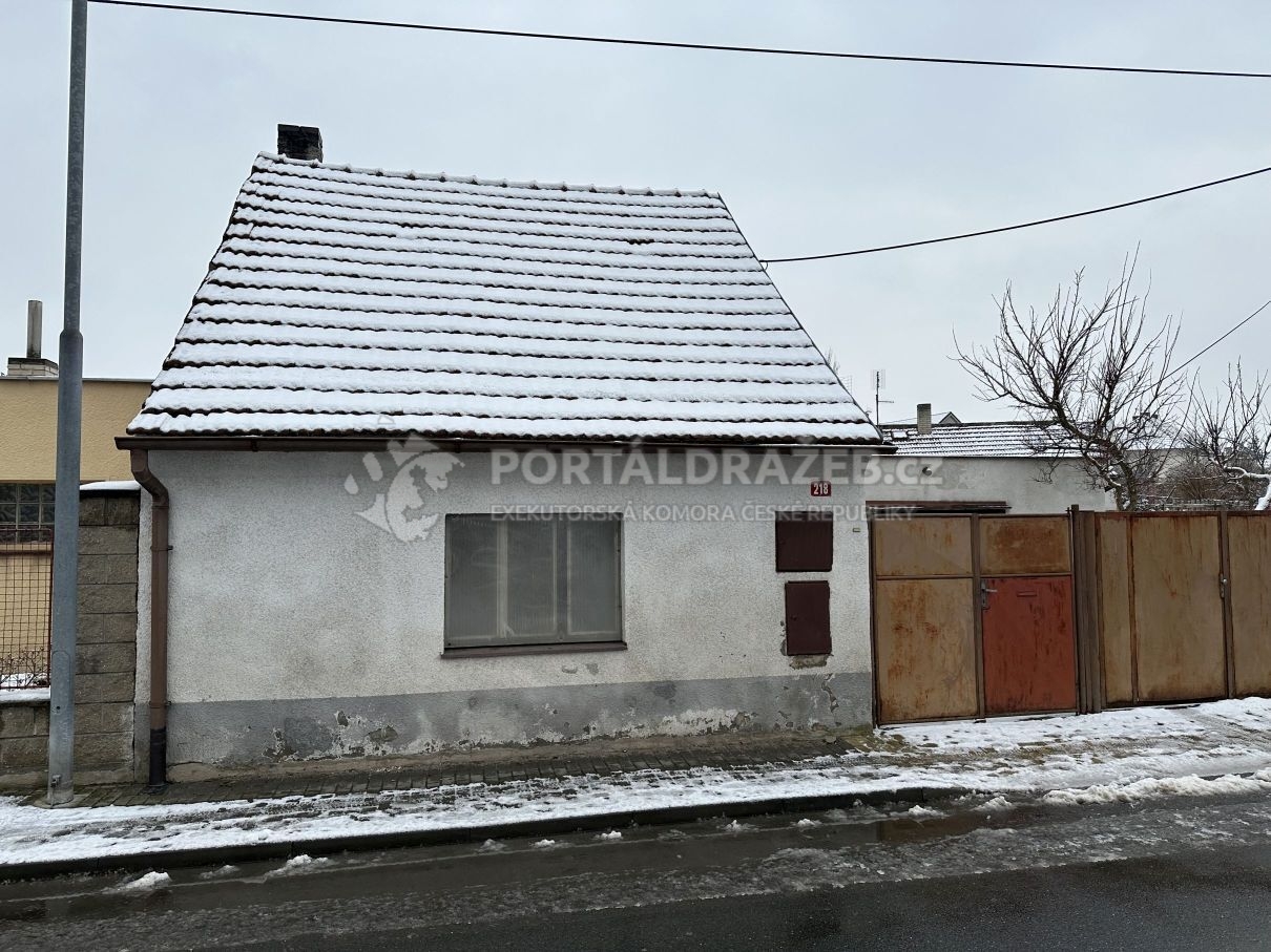Pozemky se dvěma rodinnými domy okres Praha-východ