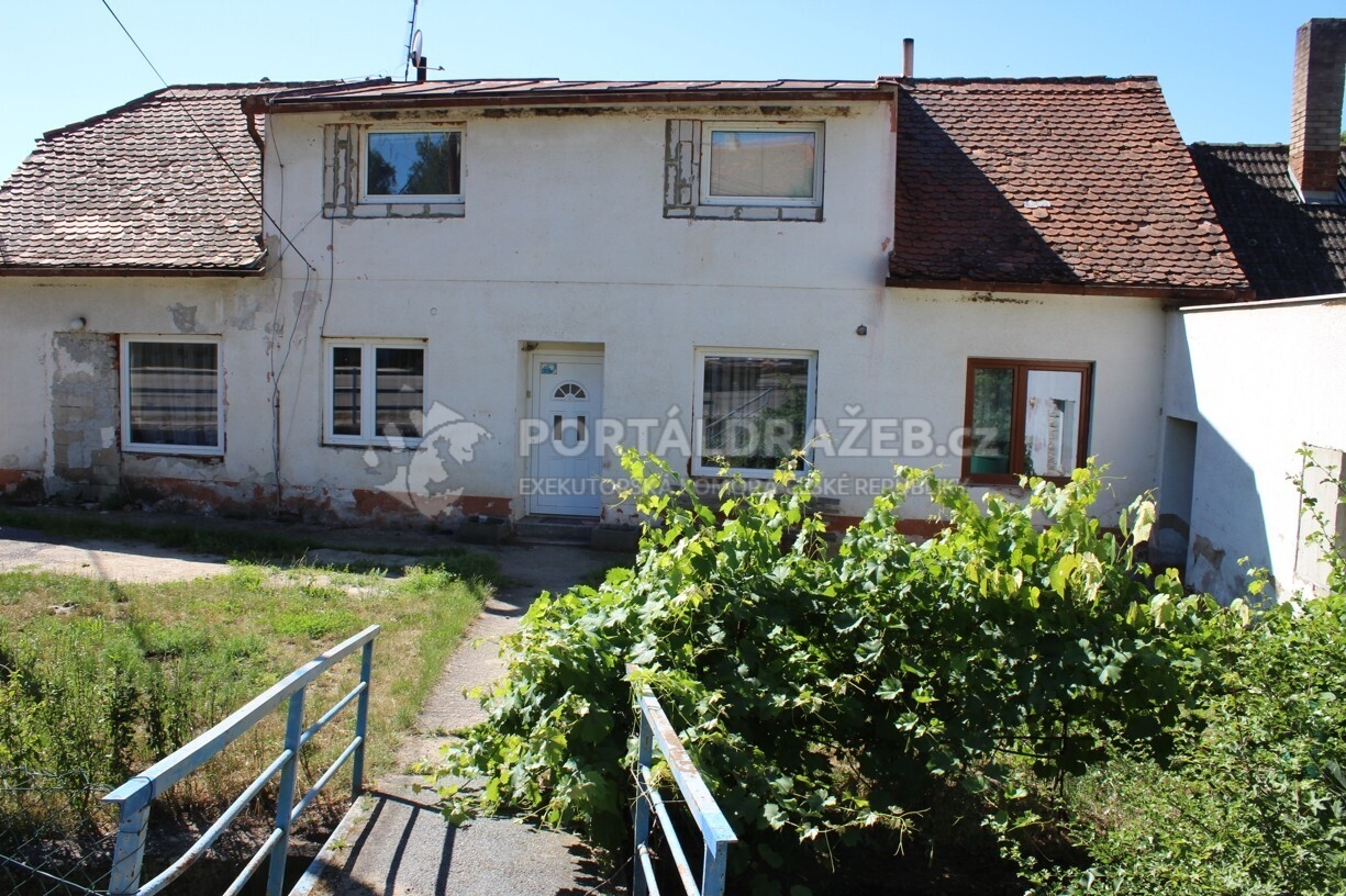 Spoluvlastnický podíl 1/3 k rodinnému domu s pozemky v obci Tulešice, okres Znojmo