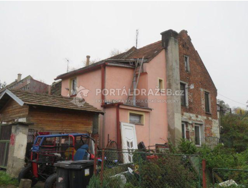 Ideální spoluvlastnický podíl 1/8 rodinného domu s pozemky v obci Měcholupy, k.ú. Milošice
