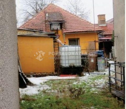 Spoluvlastnický podíl o velikosti ¼ rodinného domu s pozemkem v obci Plaňany, Kolín