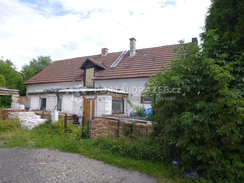 Rodinný dům a garáž v Mělnickém Vtelnu, okr. Mělník