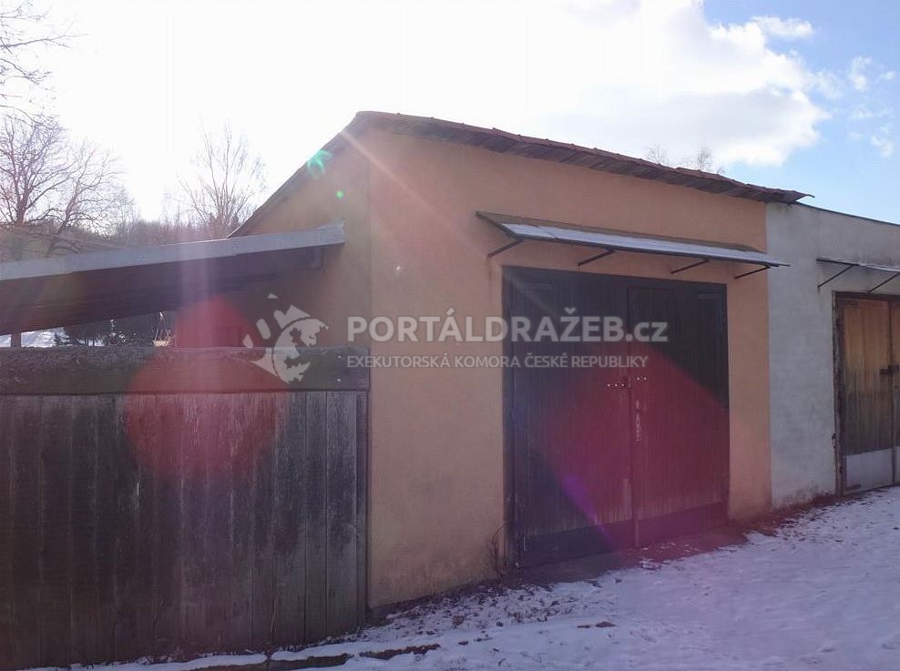 garáž, obec Dvorce, okres Bruntál
