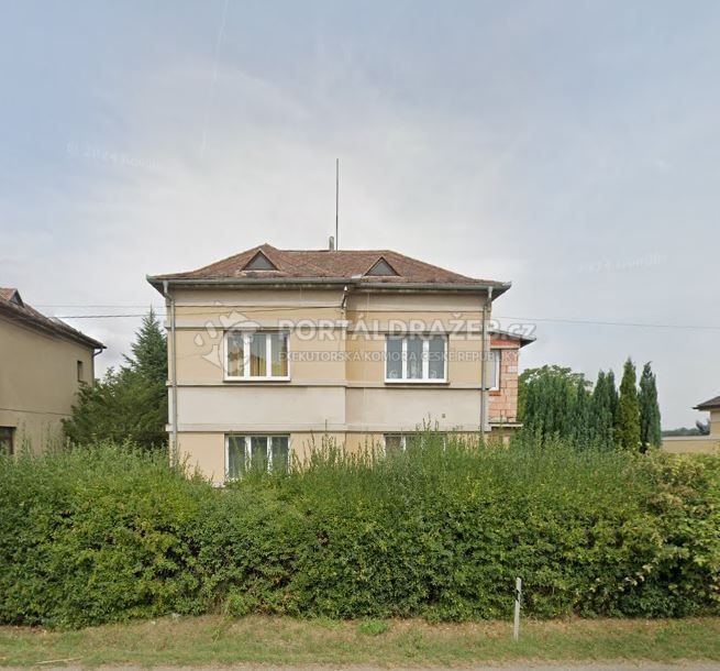 Spoluvlastnický podíl ¼ rodinného domu s pozemkem