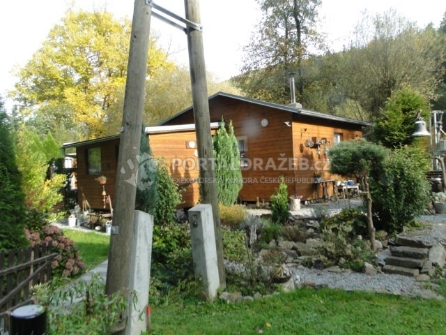 id. 1/2 chaty spolu s id. 1/6 pozemků ve Veverské