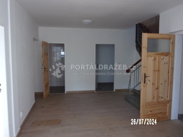 Rodinný dům se zahradou/budova služeb Hlinka, okr.