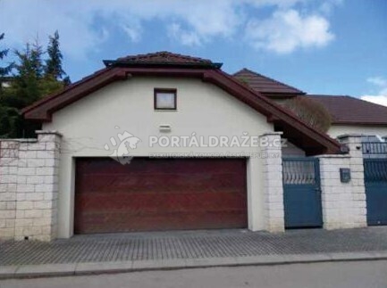 rodinný dům s garáží v Praze - část Točná