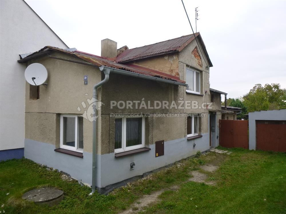 Podíl 1/4 rodinného domu s pozemky v obci