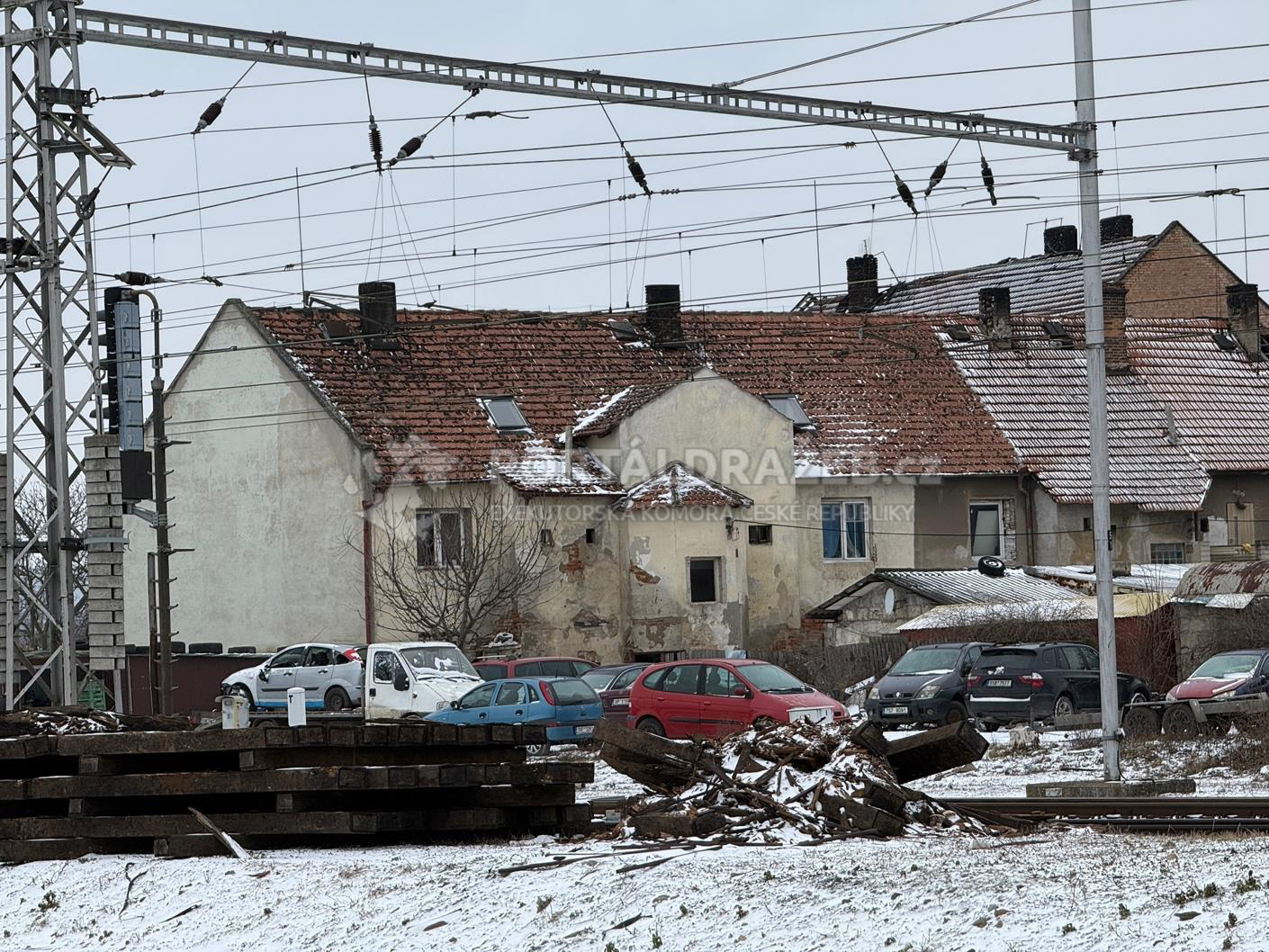 Id. 1/2 bytového domu se 7 byty a pozemky 2 412 m², obec Spomyšl, okr. Mělník