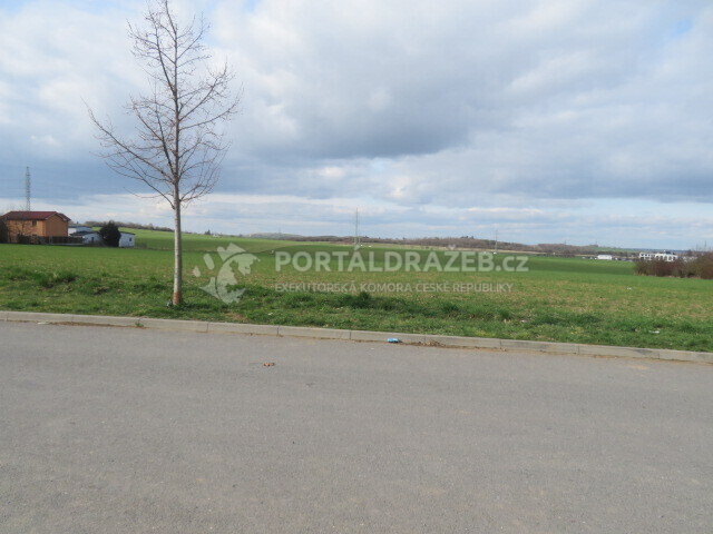 Dražba spoluvlastnického podílu ve výši 1/8 na pozemku v Praze, kat. území Suchdol