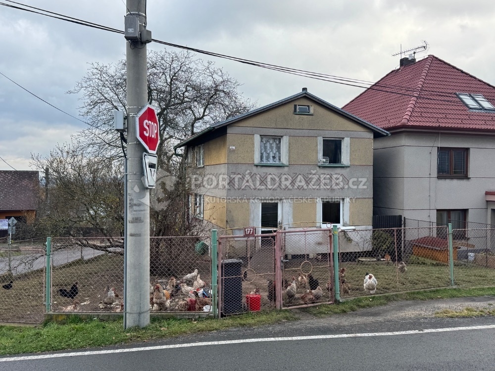 Rodinný dům s garáží v obci Svatá, okres Beroun