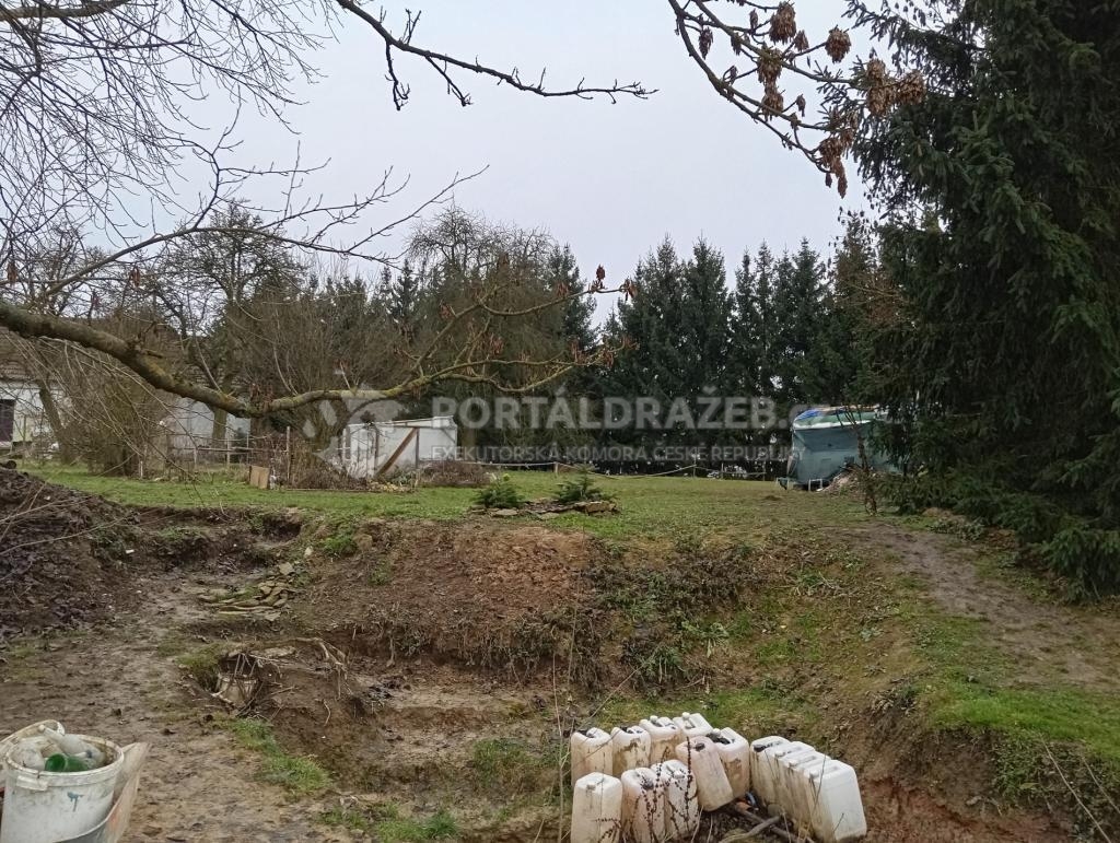 Stavební pozemek 1537 m2 a orná půda 420 m2 v