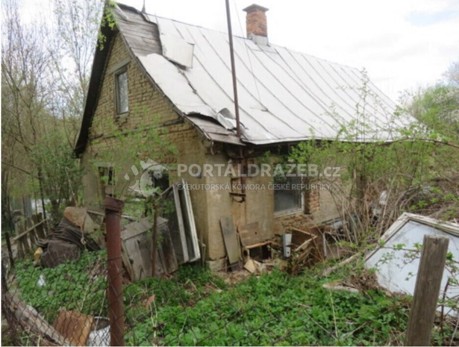 Podíl 1/4 rodinného domu s pozemky v obci