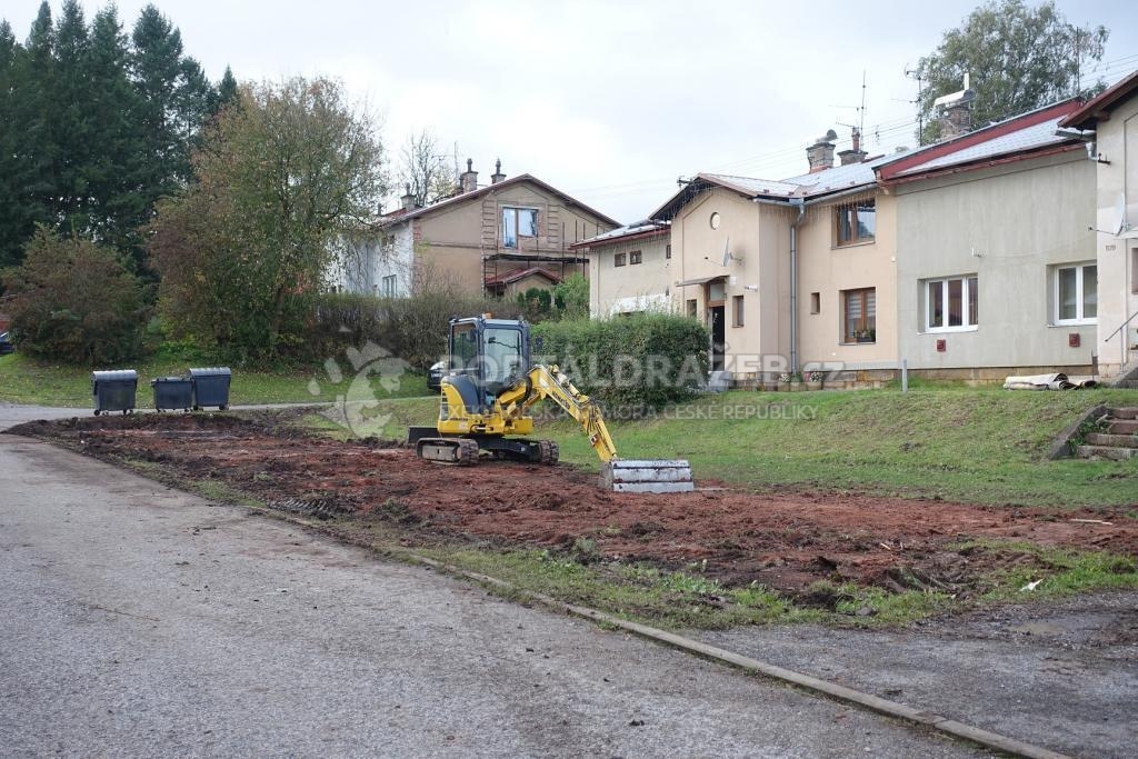 spoluvlastnický podíl na pozemcích v obci Stará Paka