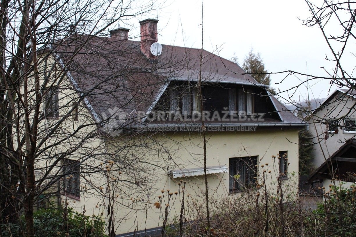 Spoluvlastnický podíl 1/12 rodinného domu s