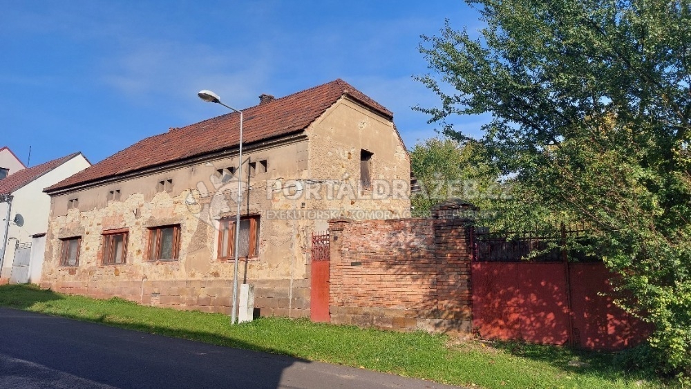 Rodinný dům se zahradou, podíl 1/2, Klobuky, okr.