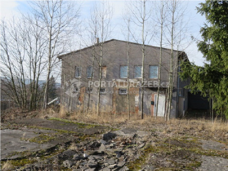 Pozemek s komerční stavbou v obci Strašice,