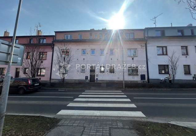 Byt 1+1 (č.j. 1031/6) včetně podílu 452/4882 na společných částech domu a pozemku v obci Benešov