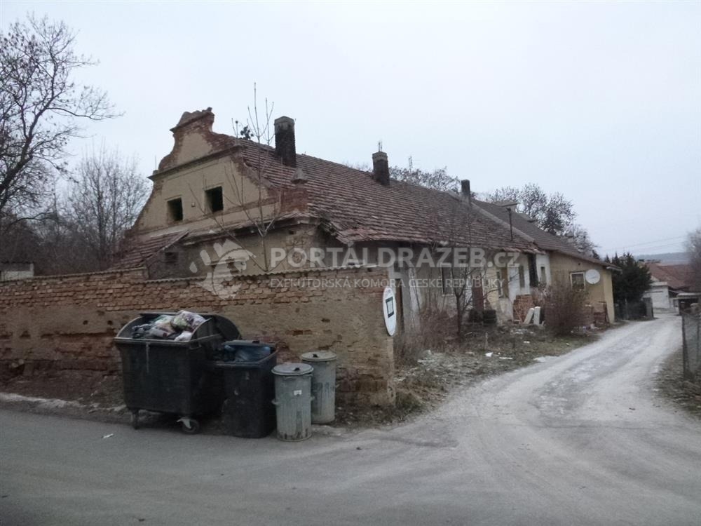 Spoluvlastnické podíly na rodinném domě č. p. 109 s pozemky v obci Liteň