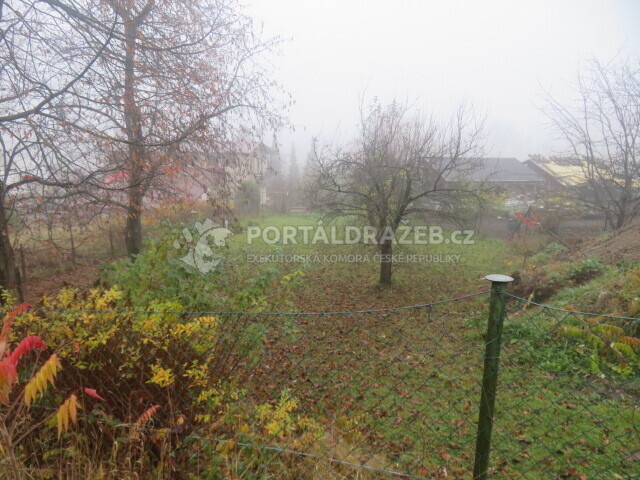 Pozemek s chatou ve Skuhrově (u Železného Brodu), okr. Jablonec nad Nisou