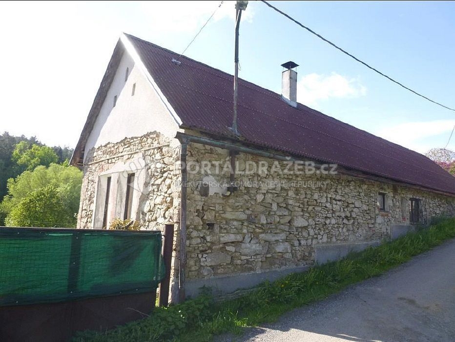 Opakovaná dražba - Rodinný dům s pozemky o celkové výměře 1.201 m2 včetně příslušenství v obci Votice, okres Benešov, KÚ Budenín