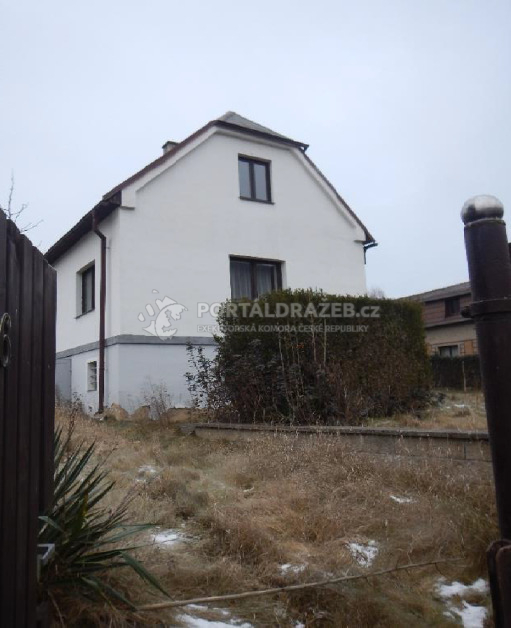 Rodinný dům 2+1, 136 m2, se zahradou 592 m2 v obci Žloukovice, okr. Beroun