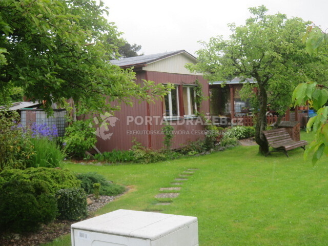 Chata se zahradou a podílem na přístupové cestě v