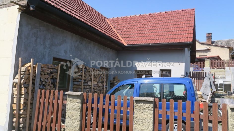 Dražba podílu 1/2 na pozemku a RD v Kelči
