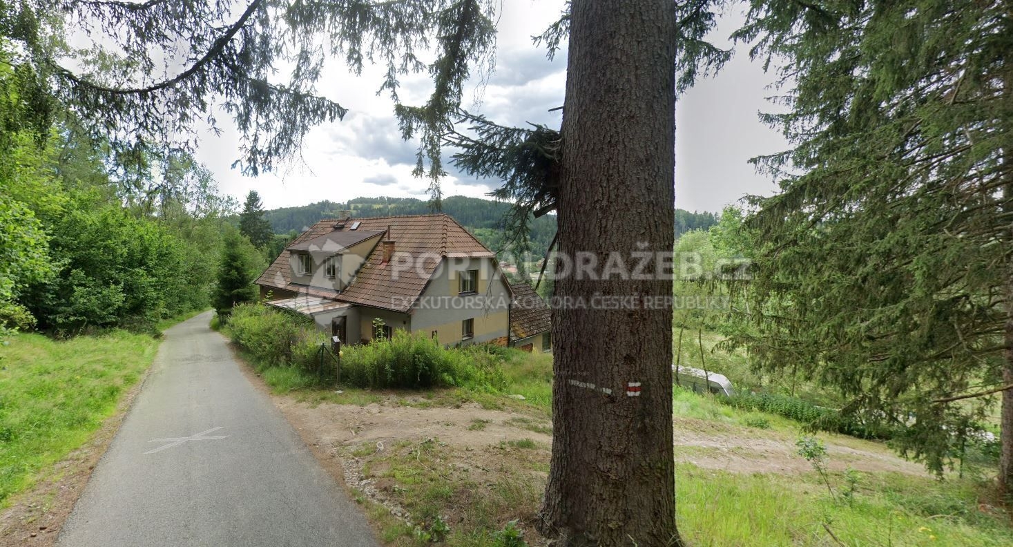 Rodinný dům s pozemky v obci Větřní, okres Český