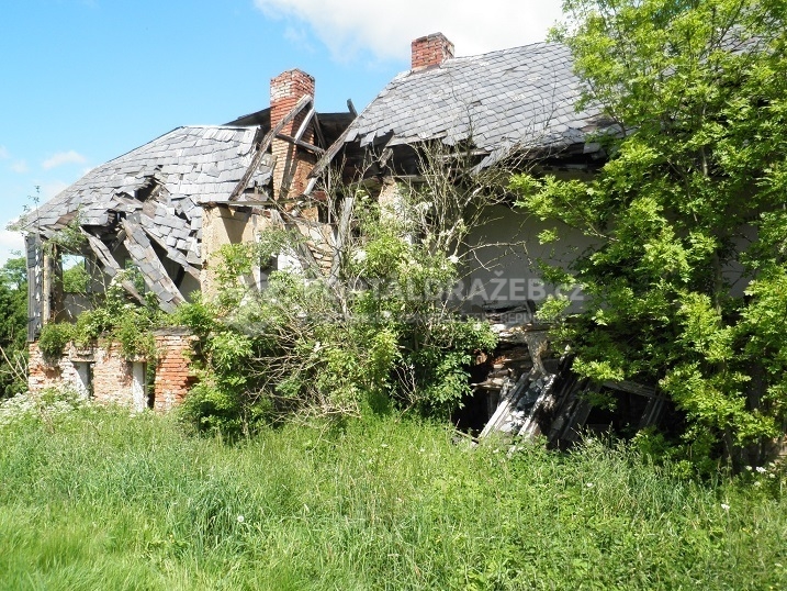 Id. podíl 1/2 na pozemcích v obci Šluknov, okr.