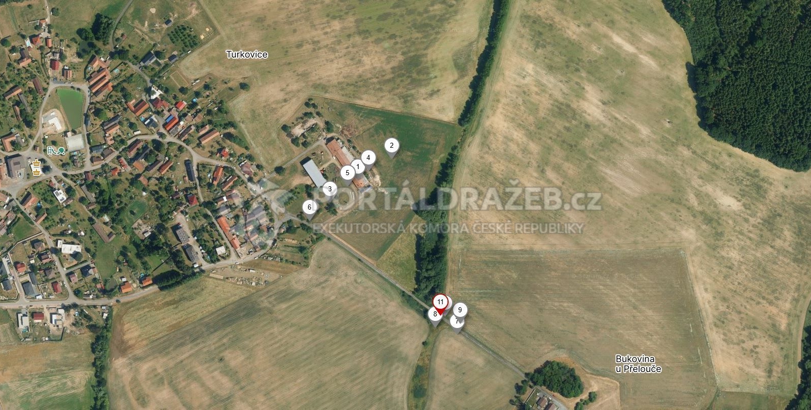 Soubor pozemků se zemědělskou stavbou v obci