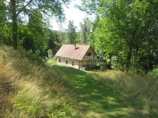 Dražba chata, Planá