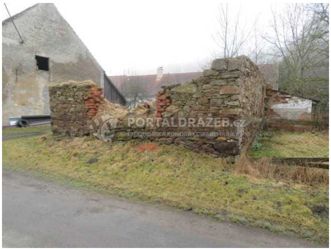 Podíl 1/4 pozemku s torzem rodinného domu v k.ú.