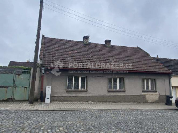 Spoluvlastnický podíl 1/18 rodinného domu s pozemky v obci Kladno