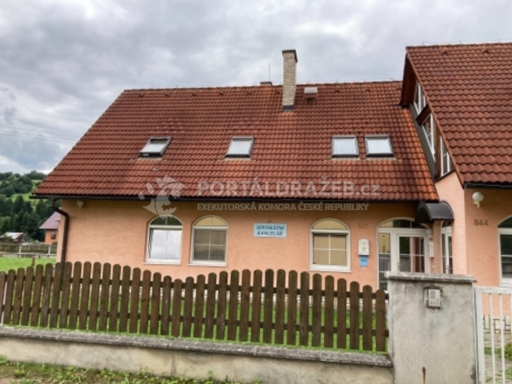 1/2 podíl na domech č.p. 843, 844 a pozemcích LV