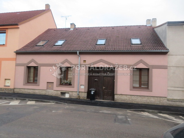 Ideální podíl 3/4 rodinného domu Benešov