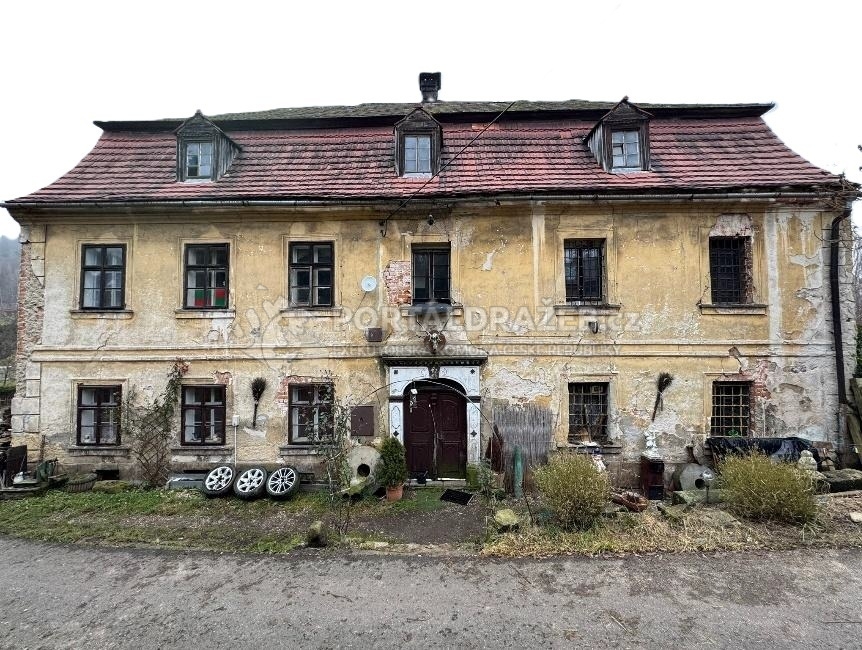 Id. podíl 1/9 rodinného domu s pozemky v obci