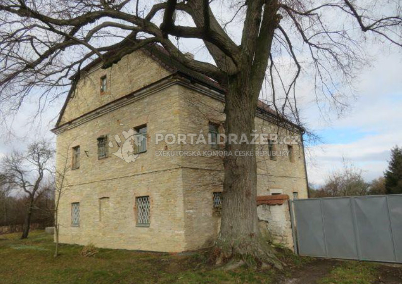 Rodinný dům s dvěma byty č.7/1 a č.7/2 včetně podílů na spol. částech domu a pozemku v obci Silnice, Chrudim