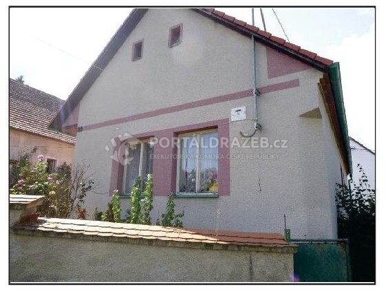 rodinný dům s pozemky a příslušenstvím v obci