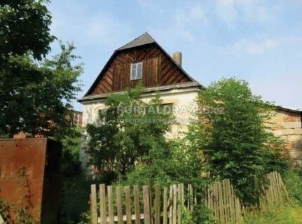podíl 1/3 rodinného domu s pozemky v obci Cvikov,