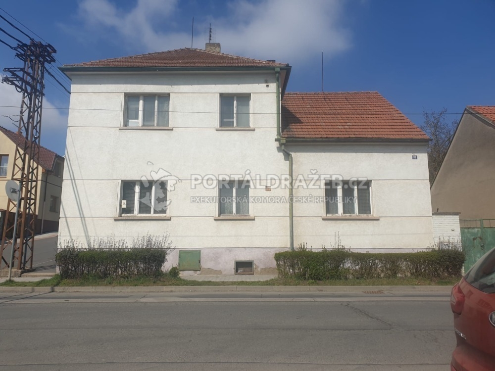 Rodinný dům s pozemky v obci Brandýsek, Kladno