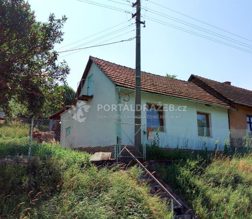 Pozemek s rodinným domem v Želechovicích nad