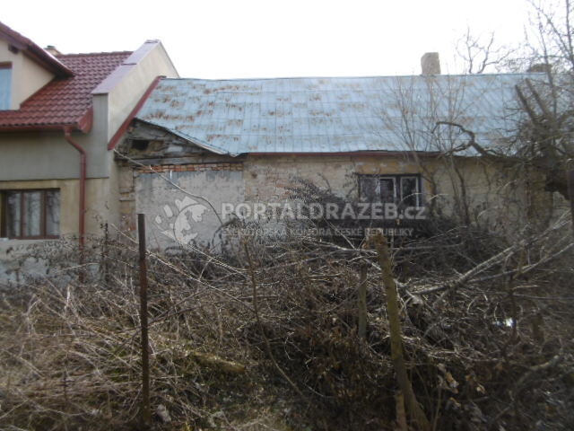 spoluvlastnický podíl 1/2 k domu v obci Zbrašín,