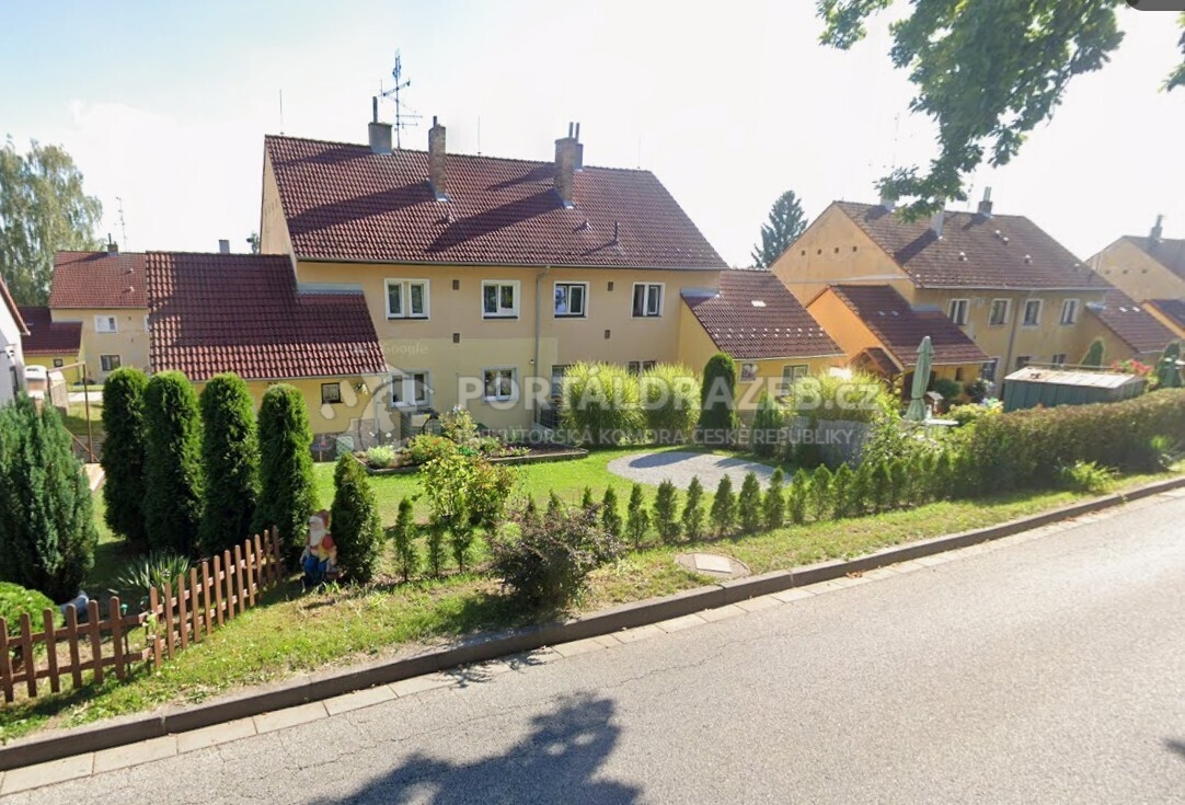 Podíl 1/4 na bytovém domě (podílu odpovídá samostatný byt 3+1) v obci Borovany, okr. České Budějovice