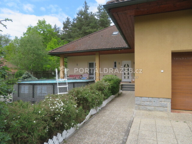 Dražba rodinného domu s pozemky, Hajany