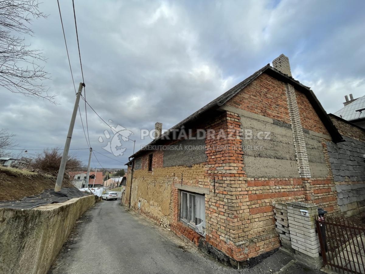 rodinný dům a pozemky v k.ú. Troubky, okres