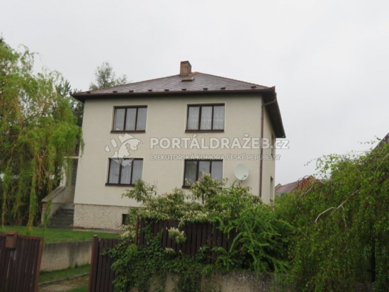 Dražba spoluvlastnického podílu id. ½, dům; Skuteč
