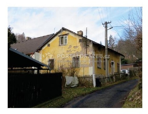1/2 rodinného domu s pozemkem a příslušenstvím v