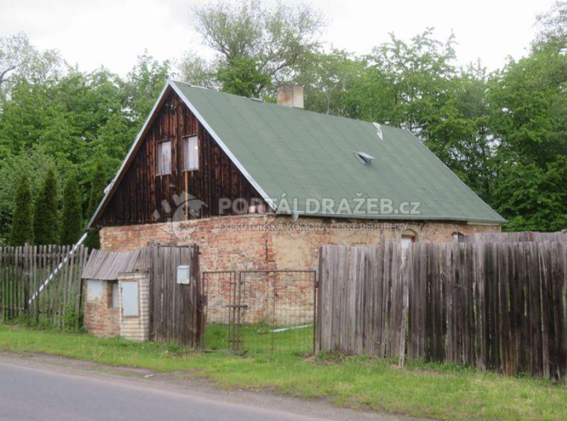 Ideální spoluvlastnický podíl 1/4 rodinného domu s pozemky v obci Louka u Litvínova